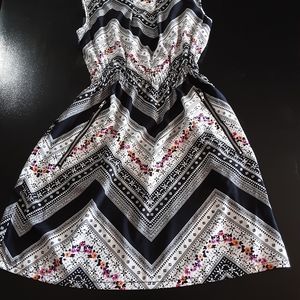 Feathers 🌞053 Women's Mini Dress Sz S Preowned Black and White Triangles